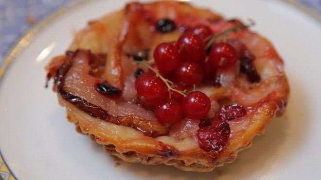 Рецепт тарталеток с грушами и красной смородиной