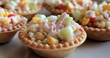 Рецепт Тарталеток с крабовыми палочками кукурузой и огурцом