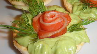 Рецепт Тарталеток с муссом из авокадо и форелью