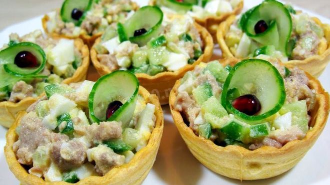 Рецепт тарталеток с печенью трески и огурцом