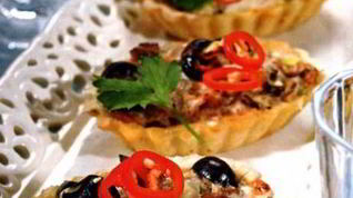 Рецепт Тарталеток с тунцом, сыром и маслинами