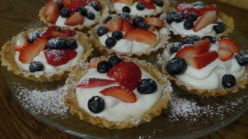 Рецепт Тарталеток с ягодами и взбитыми сливками