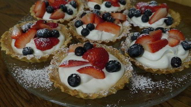 Рецепт тарталеток с ягодами и взбитыми сливками