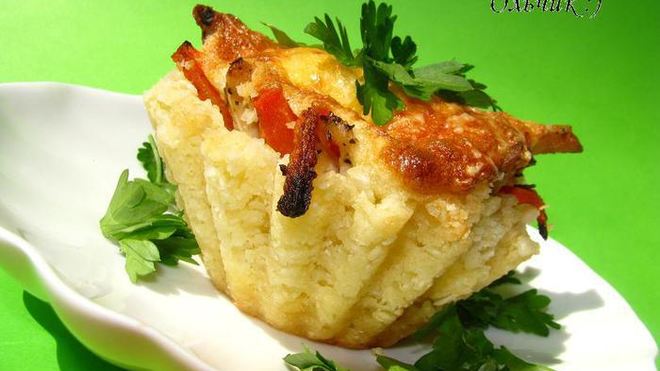 Рецепт закусочных рисовых тарталеток с запеченными овощами и куриным филе под сыром