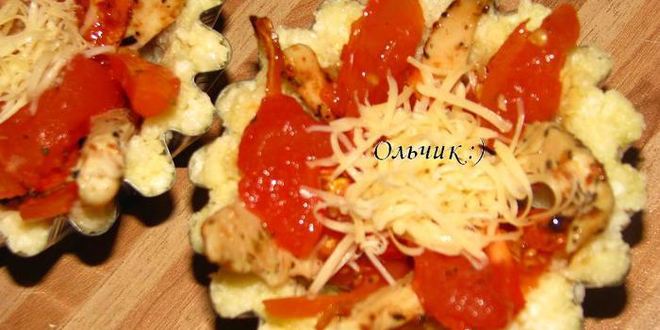 Рецепт закусочных рисовых тарталеток с запеченными овощами и куриным филе под сыром