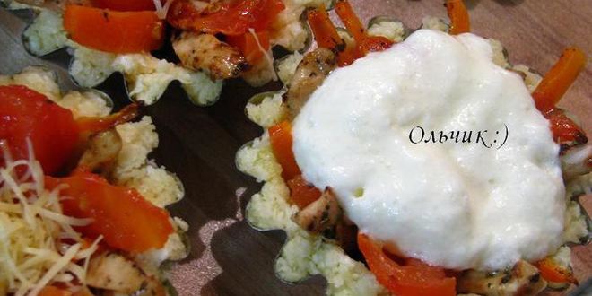 Рецепт закусочных рисовых тарталеток с запеченными овощами и куриным филе под сыром