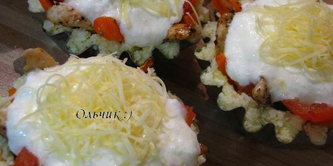 Рецепт закусочных рисовых тарталеток с запеченными овощами и куриным филе под сыром