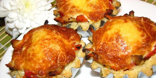 Рецепт закусочных рисовых тарталеток с запеченными овощами и куриным филе под сыром