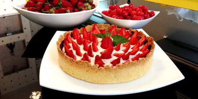 Рецепт Клубничного тарта с творожным кремом и шоколадом