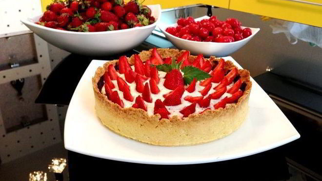 Рецепт клубничного тарта с творожным кремом и шоколадом