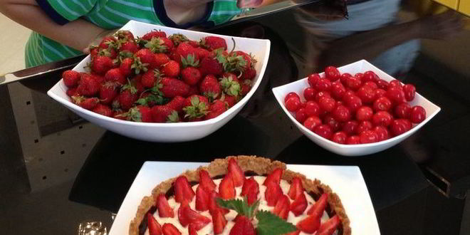 Рецепт клубничного тарта с творожным кремом и шоколадом