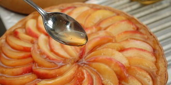 Рецепт миндального тарта с карамелизованными нектаринами