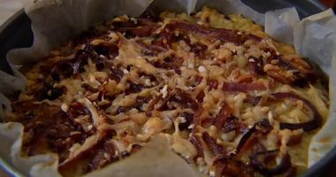 Рецепт Рисового тарта с карамелизированным луком, сыром и грецкими орехами