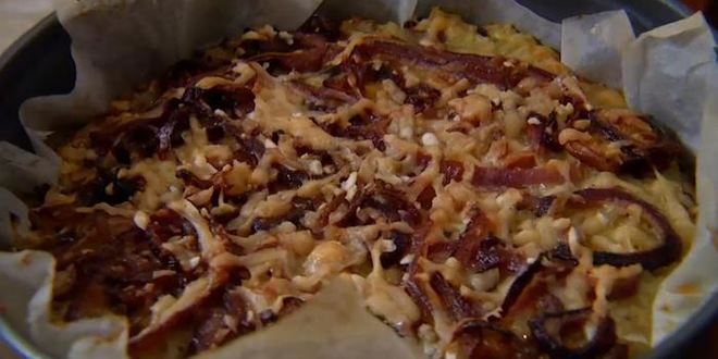 Рецепт Рисового тарта с карамелизированным луком, сыром и грецкими орехами