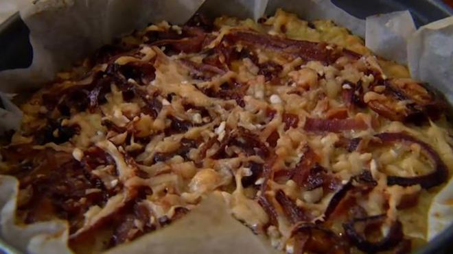 Рецепт рисового тарта с карамелизированным луком, сыром и грецкими орехами