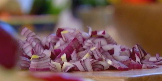 Рецепт рисового тарта с карамелизированным луком, сыром и грецкими орехами