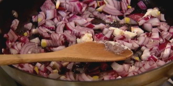 Рецепт рисового тарта с карамелизированным луком, сыром и грецкими орехами