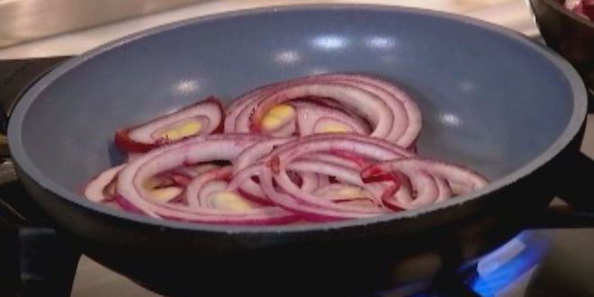 Рецепт рисового тарта с карамелизированным луком, сыром и грецкими орехами