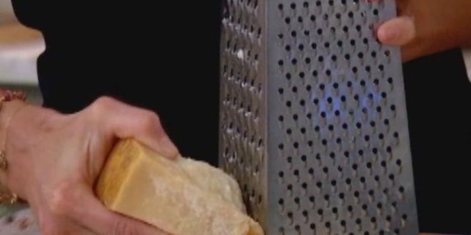 Рецепт рисового тарта с карамелизированным луком, сыром и грецкими орехами