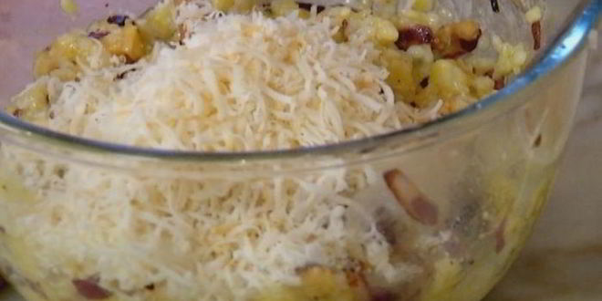 Рецепт рисового тарта с карамелизированным луком, сыром и грецкими орехами