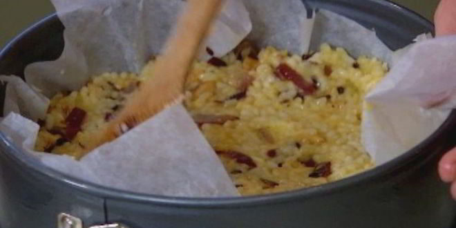 Рецепт рисового тарта с карамелизированным луком, сыром и грецкими орехами