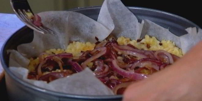 Рецепт рисового тарта с карамелизированным луком, сыром и грецкими орехами