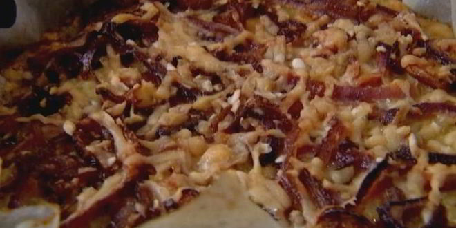 Рецепт рисового тарта с карамелизированным луком, сыром и грецкими орехами