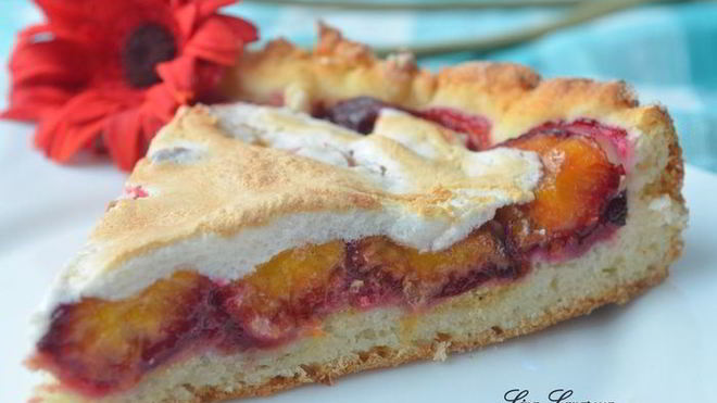 Рецепт сливового тарта из творожного теста с меренгой