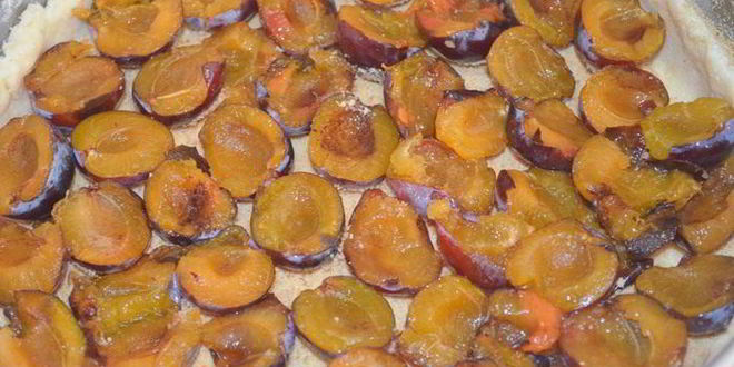 Рецепт сливового тарта из творожного теста с меренгой