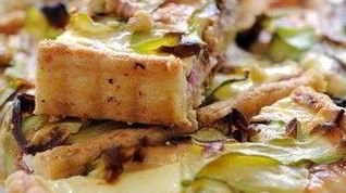 Рецепт Тарта из цукини, прошутто и сыра Таледжио с тестом из поленты