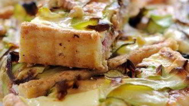 Рецепт тарта из цукини, прошутто и сыра таледжио с тестом из поленты