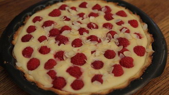 Рецепт тарта с малиной и миндалем