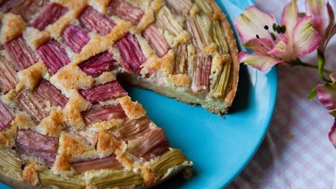 Рецепт тарта с ревенем и миндалем