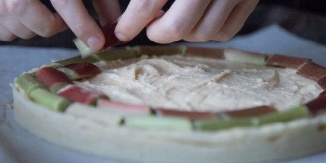 Рецепт тарта с ревенем и миндалем