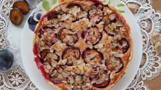 Рецепт Тарта со сливами, рикоттой и миндалем
