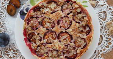 Рецепт Тарта со сливами, рикоттой и миндалем