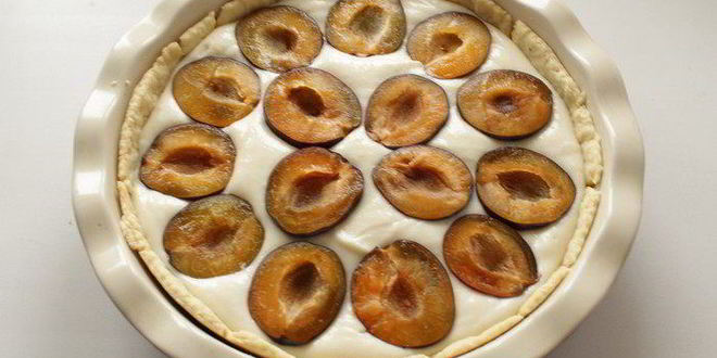 Рецепт тарта со сливами, рикоттой и миндалем