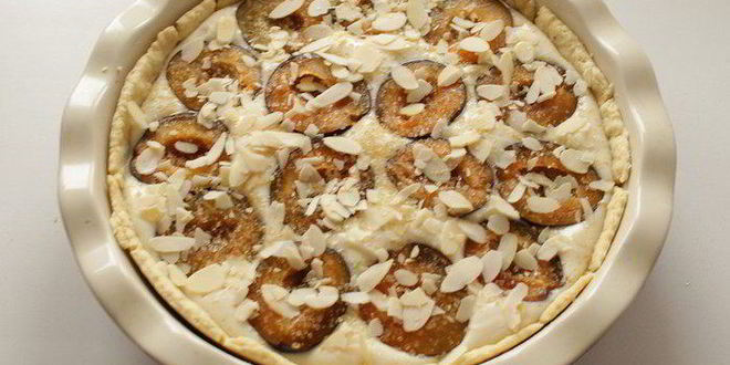Рецепт тарта со сливами, рикоттой и миндалем