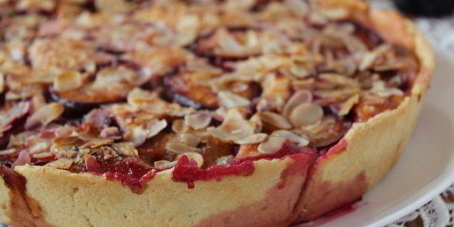 Рецепт тарта со сливами, рикоттой и миндалем