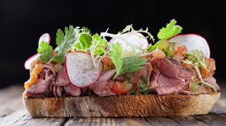 Рецепт Тартина с ростбифом с кунжутно-луковой заправкой