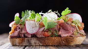 Рецепт Тартина с ростбифом с кунжутно-луковой заправкой