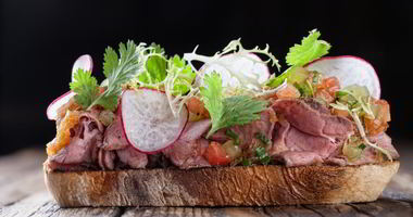 Рецепт Тартина с ростбифом с кунжутно-луковой заправкой