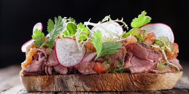 Рецепт Тартина с ростбифом с кунжутно-луковой заправкой