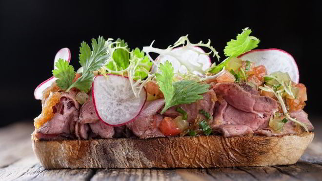 Рецепт тартина с ростбифом с кунжутно-луковой заправкой