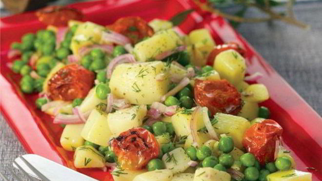 Рецепт теплой картофельной закуски с зеленым горошком, жареными томатами и укропом