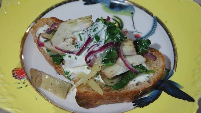 Рецепт артишоков со шпинатом на тостах