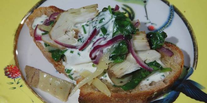 Рецепт артишоков со шпинатом на тостах