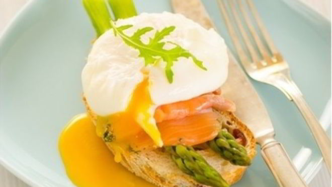 Рецепт тоста из спаржи и семги