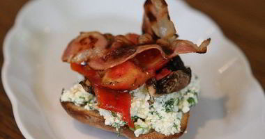 Рецепт Тостов на завтрак с творогом, помидорами и грибами