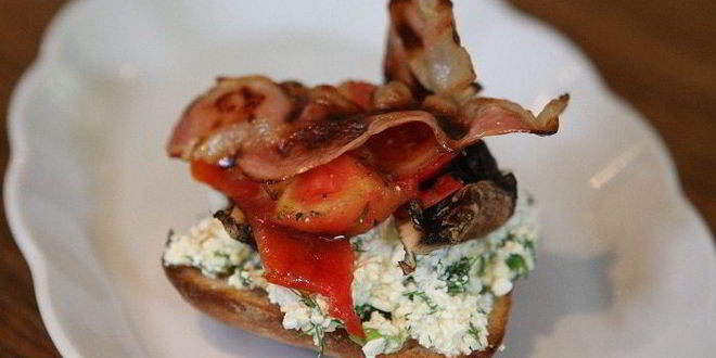 Рецепт Тостов на завтрак с творогом, помидорами и грибами